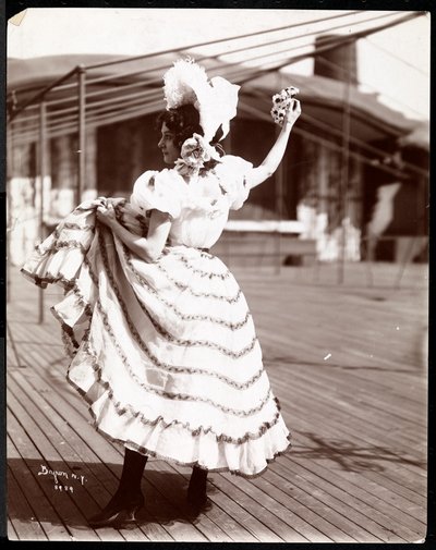 Eine Schauspielerin im Kostüm probt auf dem Dach des wahrscheinlich New York Theatre, New York, 1900 von Byron Company